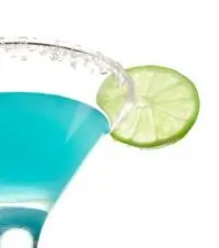 Коктейль «Голубая лагуна» с лимонным соком