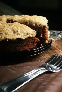 Шоколадный торт с кокосом и орехами пекан