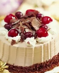 Шоколадный торт со сливками и черешней