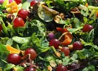 Салат из капусты, арахиса и шпината с лаймово-горчичной заправкой