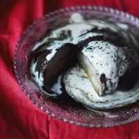 Вареные груши с кофейным сиропом и сливками