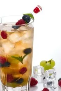 Имбирный пунш с белым ромом, ананасами и черникой