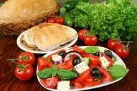 Салат с томатами и фетой