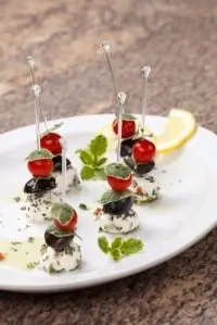 Канапе с маринованной в цитрусовом соке и фенхеле фетой, оливками и мятой