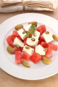 Арбузный салат с фетой и мятой