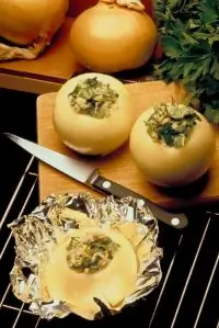 Запеченый лук, фаршированный фетой, петрушкой и тимьяном