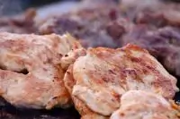 Стейки на гриле под голубым сырным соусом