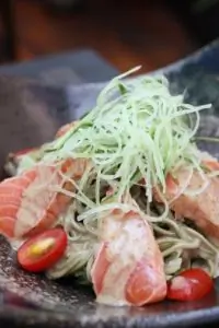 Теплый салат из гречневой лапши с помидорами и лососем