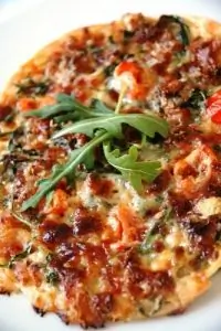 Пицца с луком-пореем и артошоками