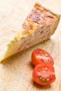 Пирог из слоеного теста с беконом по лотарингски