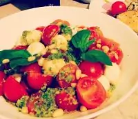 Капрезе с шариками моцареллы и соусом песто