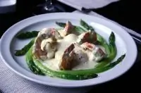 Сметанный соус с хреном и розмарином для креветок