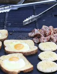 Яйца в тостах с молотым перцем