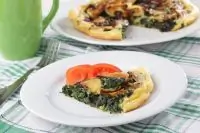 Фриттата со шпинатом, луком и картофелем