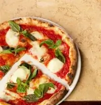 Пицца с острым сыром и листьями салата