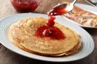 Арахисовые блины с клубничным вареньем