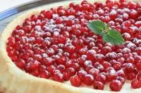 Сладкая пицца с красной смородиной