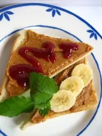 Сладкие сэндвичи с арахисом, клубникой и бананом