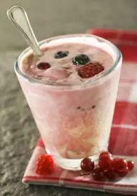 Йогуртовый шейк из трех фруктов