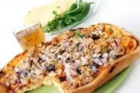 Пицца с жареной щукой и копченой мойвой