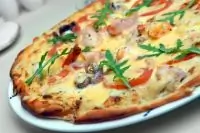 Пицца с рыбой, крабами и соусом из морской капустой