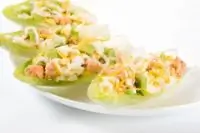 Салат из лосося с морковью и авокадо