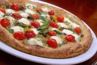 Сырная пицца с базиликом