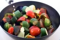 Салат из запеченных цукини и помидоров с миндалем