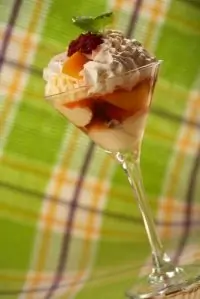 Салат из абрикосов, черешни и смородины со сгущенным молоком