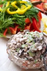 Салат из курицы с шампиньонами и маринованными огурцами