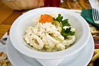 Салат из кальмаров с сыром и грецкими орехами