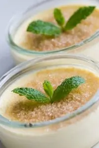 Утренний пудинг из геркулеса с бананом и йогуртом под золотистой карамельной корочкой