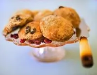 Печенье с белым шоколадом, черникой и кедровыми орешками