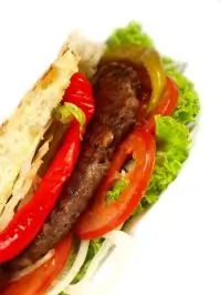 Маленькие бургеры в пите с салатом и овощами