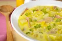 Сливочный суп со сладкой кукурузой, беконом и петрушкой