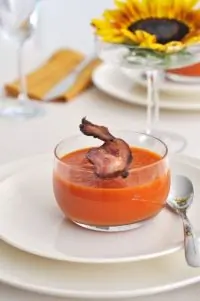 Крем-суп из запеченных томатов с хрустящим беконом