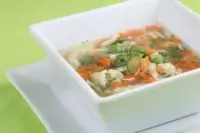 Куриный рисовый суп с зеленым горошком