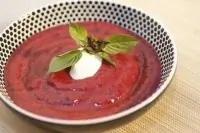 Красный фруктовый суп с мороженым из маскарпоне и мятой