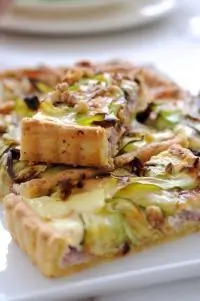 Тарт из цукини, прошутто и сыра «Таледжио» с тестом из поленты