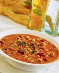 Суп из белой фасоли, чоризо и кориандра