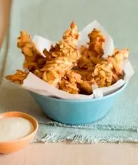 Куриные кусочки в панировке из миндаля с коричневым рисом