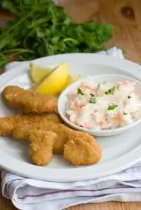 Золотистые куриные грудки с коулсло