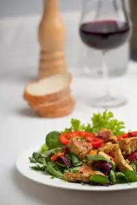 Салат из нектаринов и свинины на гриле, шпината и феты