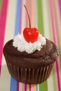 Шоколадные капкейки из рутбира с ванильными шариками и взбитыми сливками