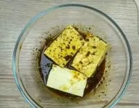 Тофу, маринованный в чесноке, кинзе и лимонном соке