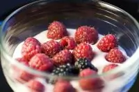 Яблочный йогурт с малиной и ежевикой