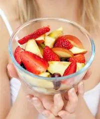 Салат из яблок с ягодами