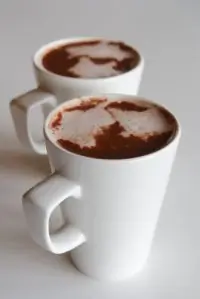 Горячее ванильное молоко со взбитыми сливками