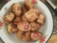 Маленькие сосиски в полосках слоеного теста