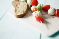 Шашлычки из моцареллы и помидоров